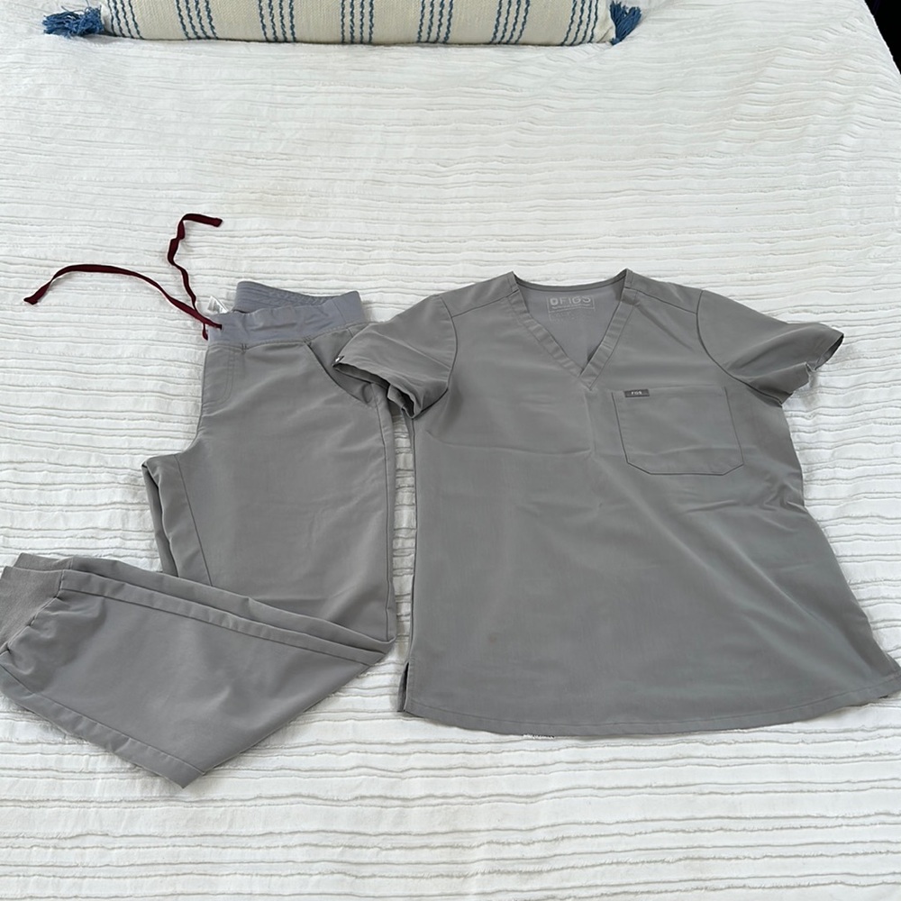 FIGS Scrub Set